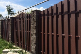 Забор из евроштакетника с кирпичными столбами 25 метров фото в Троицке