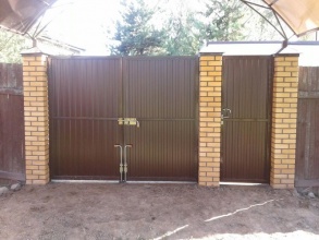 профнастил с распашными воротами - пример 11 фото в Троицке