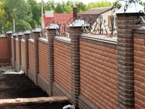 Кирпичный забор с ковкой  300 метров фото под ключ с установкой