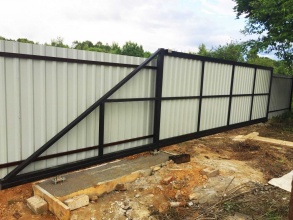 Откатные ворота с ручным управлением - пример 1 фото в Троицке