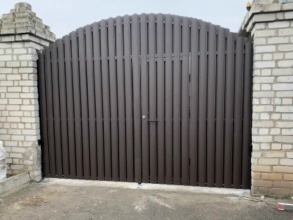 Ворота распашные из евроштакетника - пример 2 фото в Троицке