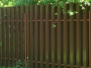 Забор из евроштакетника с бетонированием столбов 12 метров фото в Троицке