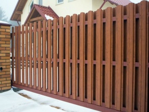 Забор из евроштакетника с кирпичными столбами 200 метров фото в Троицке