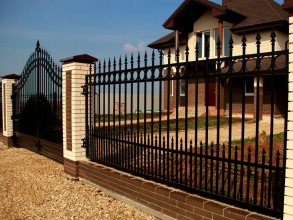 Сварные заборы с кирпичными столбами 12 метров фото в Троицке