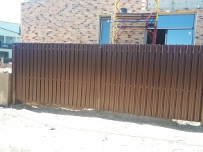 Забор из евроштакетника в шахматном порядке 60 метров фото под ключ