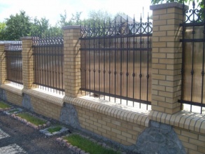 Кирпичный забор с ковкой  80 метров фото в Троицке