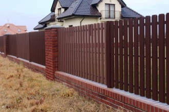 Забор из евроштакетника с кирпичными столбами 8 соток фото в Троицке