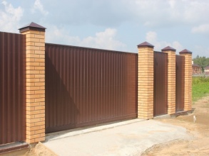 Кирпичный забор на ленточном фундаменте 25 метров фото с установкой